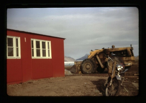 Le bâtiment rouge et le tracteur de la base corbel - mission CNRS 1964