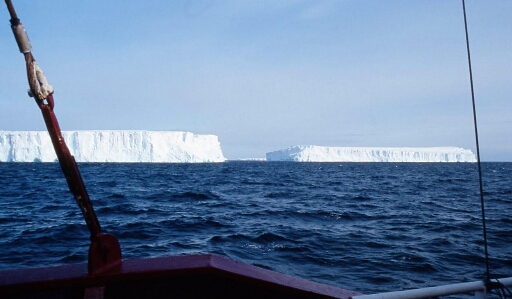 Les premiers icebergs tabulaires.
