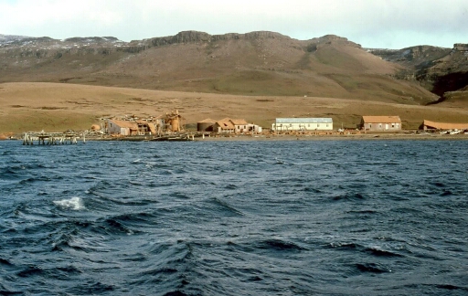 Port Jeanne d'Arc,  ancienne station baleinière franco-norvégienne avec vue sur les infrastructures - plan 1