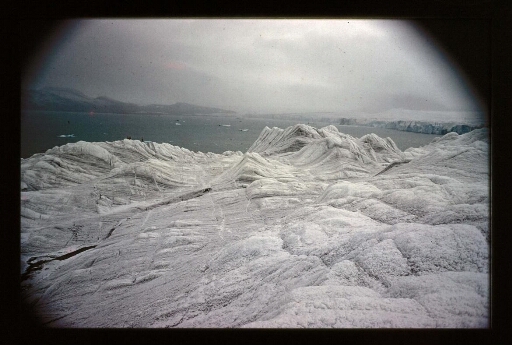 Sur le glacier du Roi - mission CNRS 1963 - vue 2