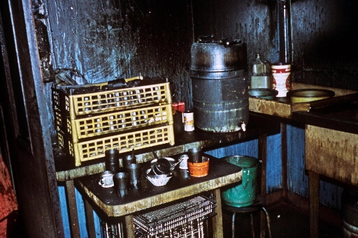 Le bâtiment séjour ravagé par un incendie le 23.07.1973. Remise en état par les hivernants : l'office de la cuisine.