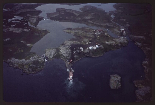 Vue aérienne de bâtiments et de travaux sur une île de l'archipel