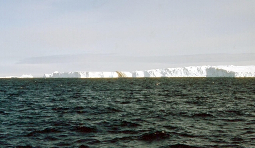Certains icebergs ont parfois des rayures.