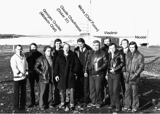 Au hangar de montage des fusées, l'équipe Fusov au complet pose avec le Claude Chaufriasse (DISKER) et Georges Crastes (Médecin chef).