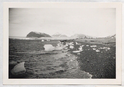 le Kongsfjord ou des morceaux de glace s'échouent sur le bord de mer. Une barque en bois sur le bord