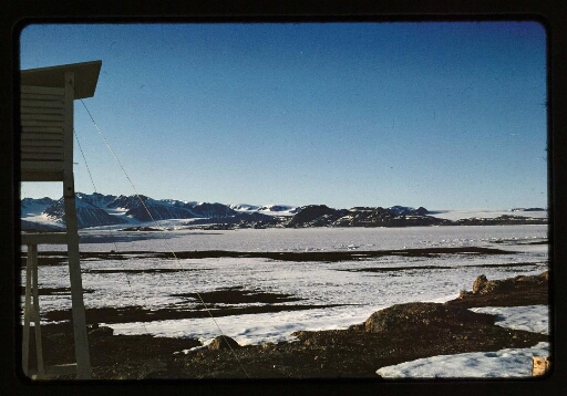 Vue sur la baie du Roi gelée depuis la base Corbel- mission CNRS 1965 - vue 1