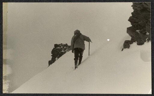Un homme passant sur le névé de la Lune, en montant sur le sommet Petit Ross