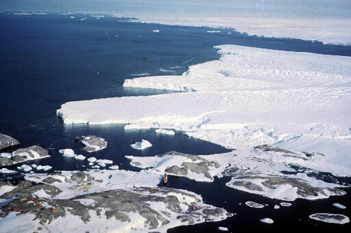 Vue aérienne du sud-est de l'archipel : les îles des Pétrels, Jean Rostand et Le Mauguen. Le nunatak du Bon Docteur, le glacier de l'Astrolabe et le continent.