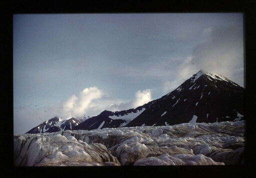Sur le glacier du Roi - mission CNRS 1963 - vue 3
