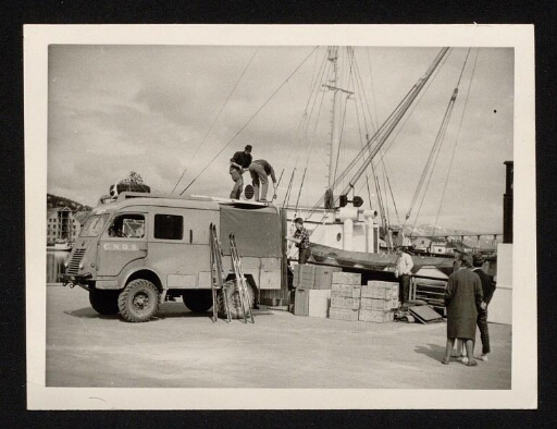 Embarquement du matériel à Tromsø,  le camion près du navire le Lyngen - mission CNRS 1963, vue 7