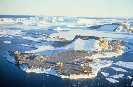 Survol, du chantier de la piste du Lion en direction de l'île Claude Bernard et des icebergs du front du glacier de l'Astrolabe.