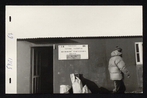 Vue de l'entrée d'un bâtiment de la base Corbel - mission CNRS 1967