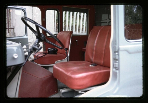 Intérieur d'un camion utilisé par l'équipe de Jean Corbel, siège en cuir rouge - mission CNRS 1965