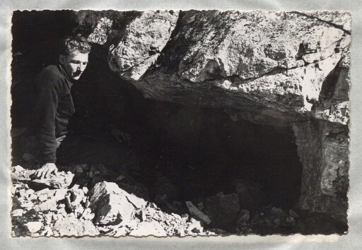 Jean Corbel assis à la sortie d'une grotte de Blomstrand