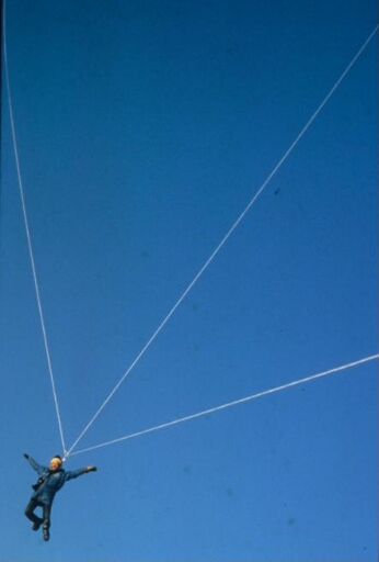 A D57, programme IAGO : para-sondage météorologique par beau temps et vent faible. L'un des opérateurs est soulevé par le parachute ascentionnel.