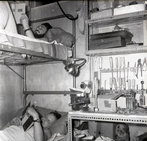Près de leur atelier, les deux radios dans leur couchette : Maurice Sebbah (en haut) et Roger Thuriau.