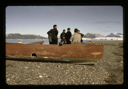 Des hommes réunis près de la barque en bois, Jean Corbel est de dos - mission CNRS 1965