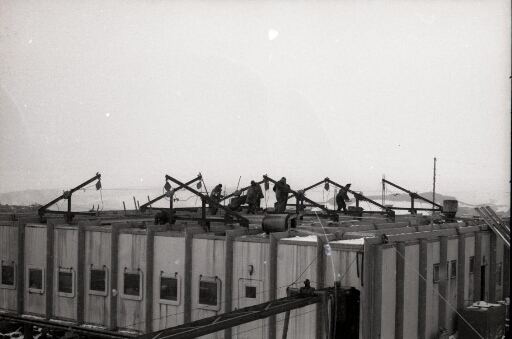 Chantier de réfection du bâtiment séjour (n°31) suite au sinistre du 23/07/73. Equipe importante sur le toit.