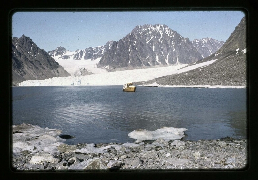 Vue du navire le Kongsbre sur le fjord devant le glacier de la Baie du Roi- mission CNRS 1965