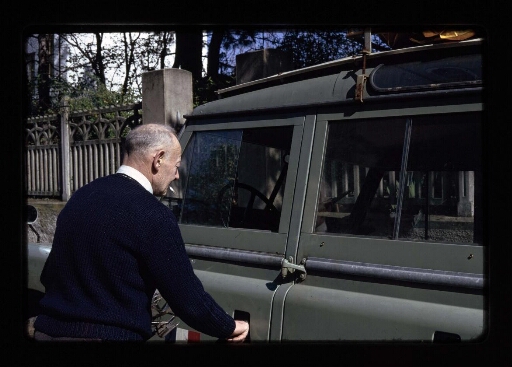 Un homme, cigarette à la bouche près de la porte conducteur du camion - mission CNRS 1966