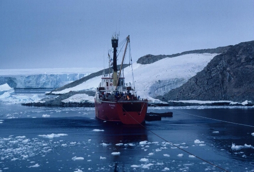Le Polarbjorn amarré aux îles des Pétrels et Jean Rosdan. A l'arrière-plan, le glacier de l'Astrolabe.
