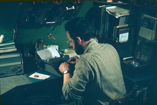 Le géophysicien Roland Schlich tape un rapport ou une lettre à la machine à écrire.