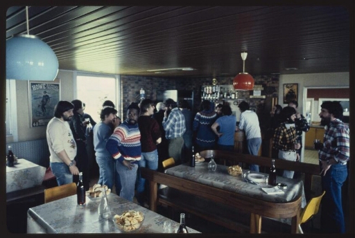 Un groupe de personnes à un repas collectif  (lieu près du bar). Diapo 2