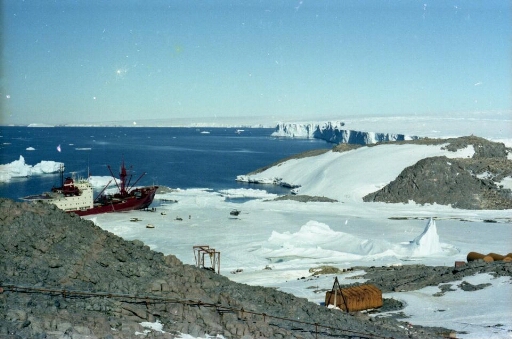 Vue du sud de l'île : l'ancien garage, le portique de déchargement, le Thala Dan, l'île J. Rostand et le glacier de l'Astrolabe.