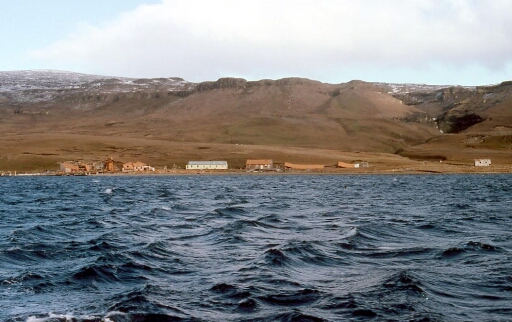 Port Jeanne d'Arc, vue générale du reste des infrastructures de la station baleinière franco-norvégienne.