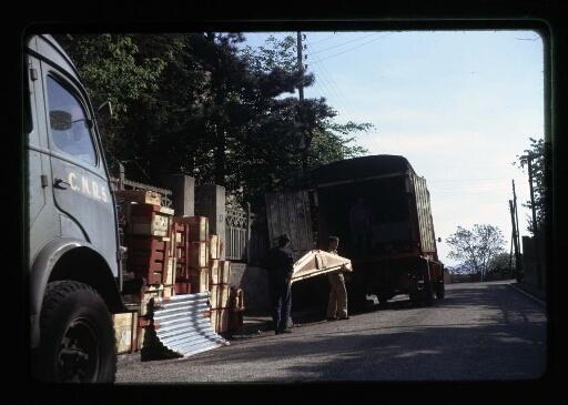 Préparatifs à Caluire - camions allée Cl, Dumond - hommes qui s'affairent autour d'un camion - mission CNRS 1964 - vue 2