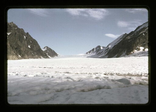 Vue sur un glacier et des montagnes enneigées  - mission CNRS 1965 -vue 2