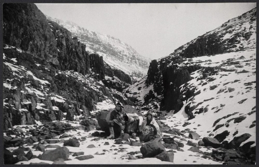 Deux hommes assis entre deux montagnes. paysage enneigé