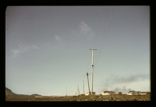 Poteaux dans le village de Ny-Ålesund - mission CNRS 1965