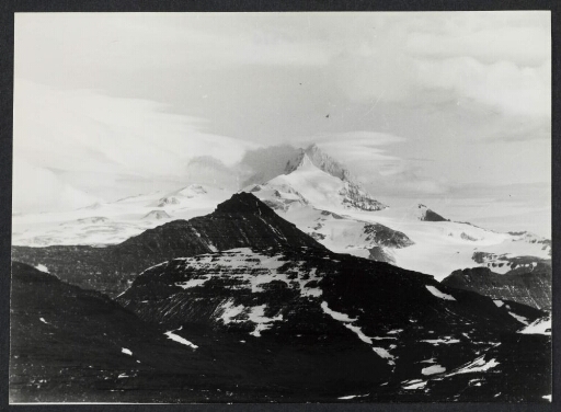 Mont Ross : Vue sur la chaine montagneuse et du sommet enneigé