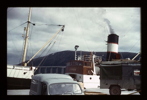 Le camion CNRS sur le port de Tromsø, le navire Lyngen à quai- mission CNRS 1965