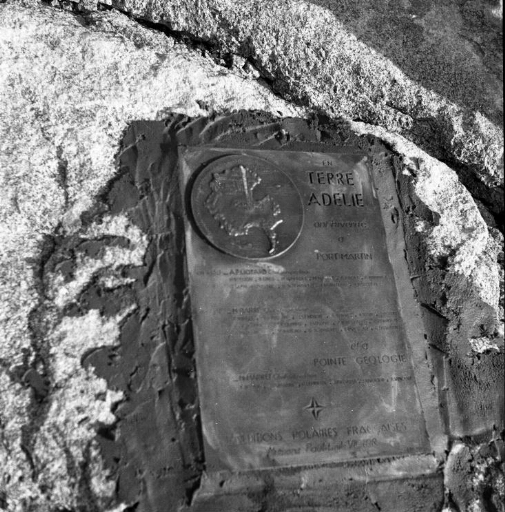 Plaque Commémorative scellée à Port Martin