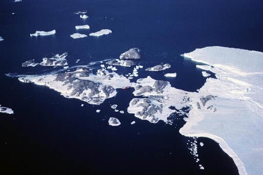 Survol de l'archipel, du front du glacier de l'Astrolabe et du nunatak du Bon Docteur. Le Magga Dan amarré aux îles des Pétrels et Jean Rostand.