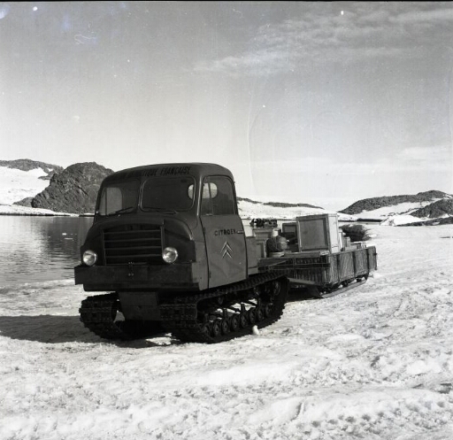 Weasel transformé par Mario Marret  avec une cabine d'un camion Citroën P 55 tractant un traîneau.