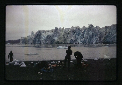 Plongeurs devant le front du glacier - mission CNRS 1964