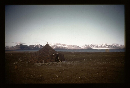 Le Kongsfjord  et une hutte- mission CNRS 1963