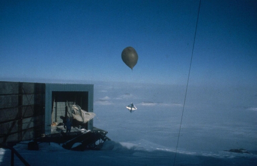 Lancement d'un ballon-sonde météorologique un jour de vent fort. Néanmoins, dans le cas présent, le ballon va pouvoir s'élever et remplir son objectif.