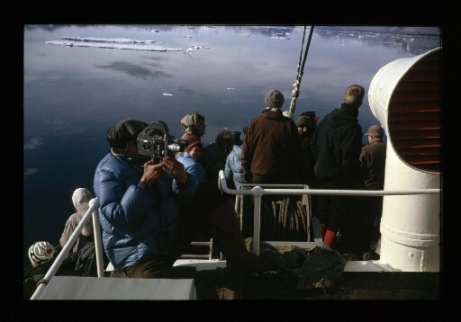 Sur le navire, sur le pont du bateau, le groupe est la, un homme filme - mission CNRS 1965