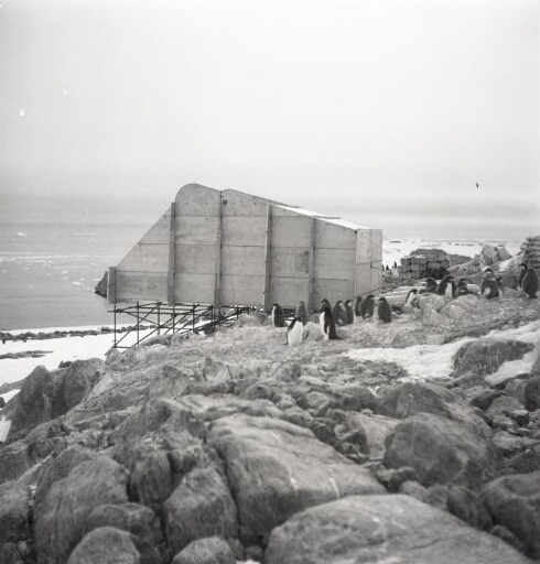 L'abri de lancement de ballons-sondes météorologiques installé à l'ouest de l'île, face au continent.