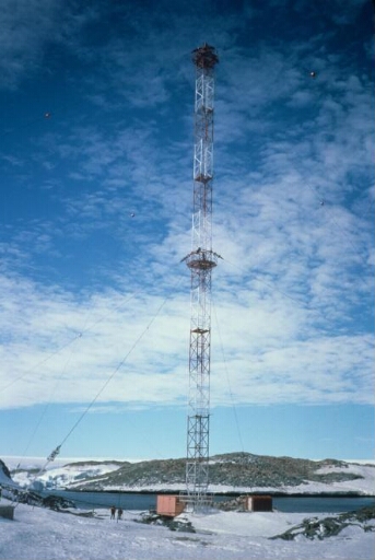 Au sud de l'île des Pétrels, le pylône du sondeur ionosphérique et son schelter émetteur. Beau temps calme, ciel de traîne.