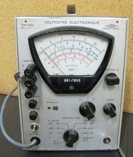 Voltmètre électronique