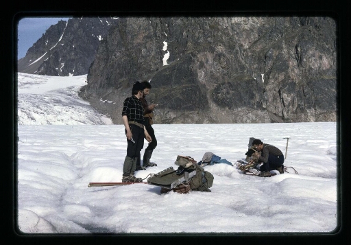 Trois homme qui travaillent sur un glacier près de la base Corbel - mission CNRS 1965