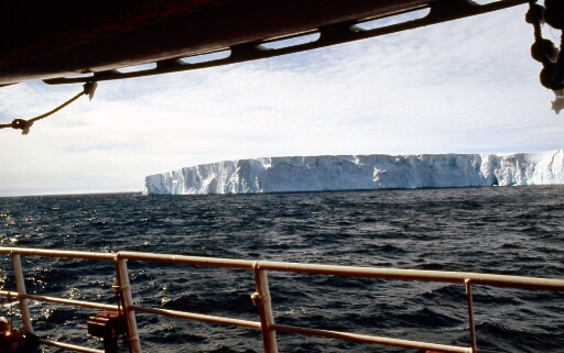 Iceberg de bonnes tailles, entre 30 et 50 m de hauteur.