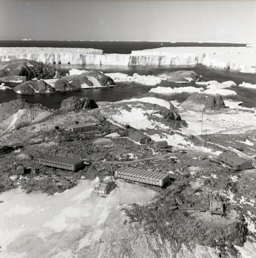 Vue aérienne de la base en direction du glacier de l'Astrolabe dont un iceberg vient de se détacher.