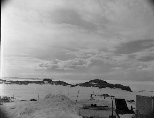 Le site de Port Martin, au-delà de la base. Mer gelée, ciel nuageux, temps calme.