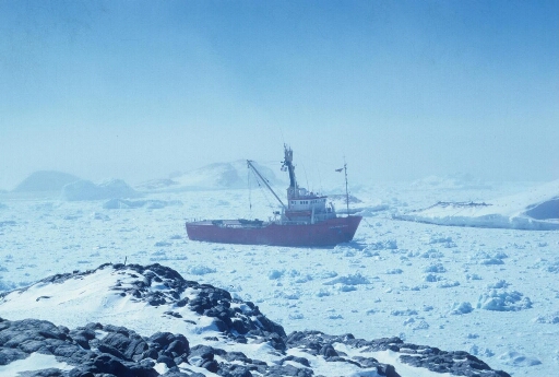 Première rotation du Polarbjorn au mouillage dans l'archipel. Pack très dense, mauvais temps et visibilité réduite.